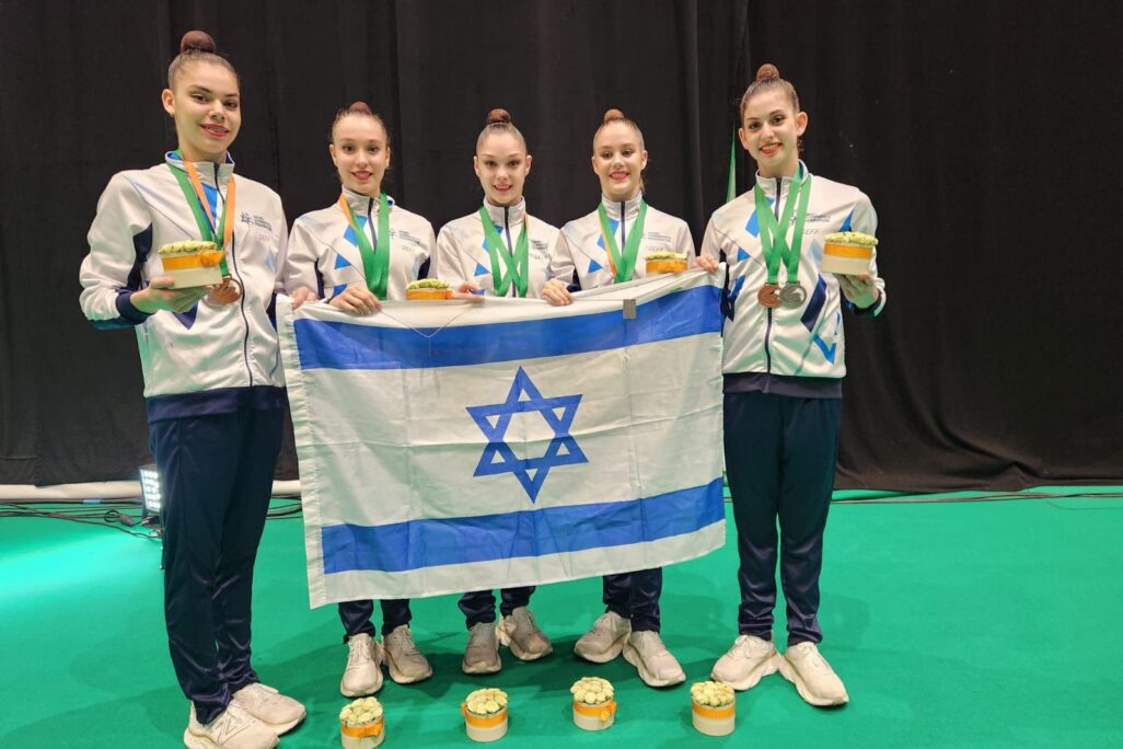 נבחרת ישראל בהתעמלות אמנותית עם המדליות באליפות אירופה (צילום: איגוד ההתעמלות בישראל)