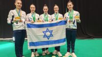 נבחרת ישראל בהתעמלות אמנותית עם המדליות באליפות אירופה (צילום: איגוד ההתעמלות בישראל)