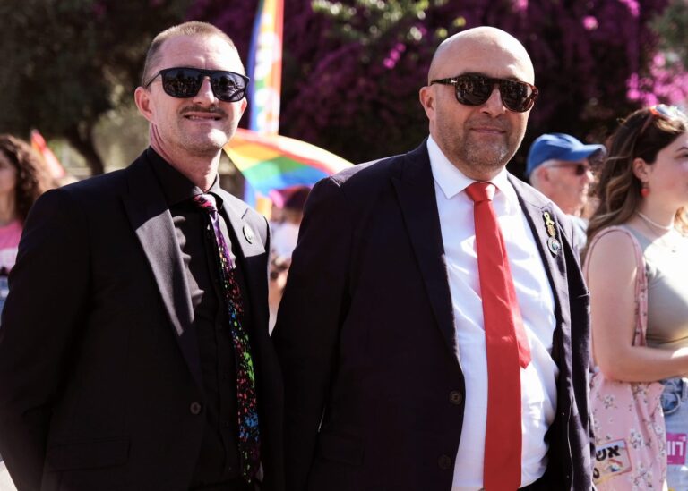 שגריר צרפת בישראל פרדריק ז'ורנס (מימין) ובן זוגו הריסטו מברב (צילום: דוד טברסקי)