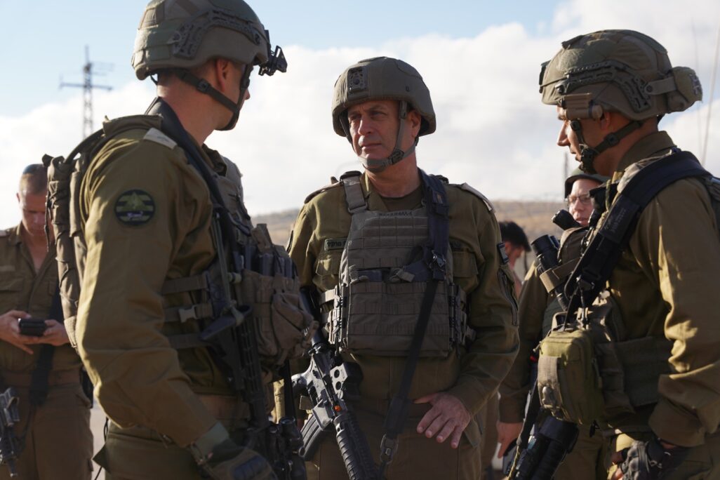 אלוף פיקוד המרכז יהודה פוקס בהערכת מצב בזירת הפיגוע סמוך לאיתמר בשומרון (צילום: דובר צה"ל) אלוף פיקוד המרכז יהודה פוקס בהערכת מצב בזירת הפיגוע סמוך לאיתמר בשומרון (צילום: דובר צה"ל)