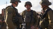 אלוף פיקוד המרכז יהודה פוקס בהערכת מצב בזירת הפיגוע סמוך לאיתמר בשומרון (צילום: דובר צה"ל)