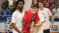 אופיר אנגל ששוחרר משבי חמאס מניף את גביע המדינה ביחד עם שחקני הפועל ירושלים (צילום: איגוד הכדורסל בישראל)