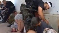 רגעי חטיפת התצפיתניות מבסיס נחל עוז ב-7 באוקטובר (צילום: ללא קרדיט)