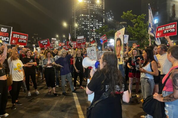 משפחות חטופים ומפגינים בשער בגין (צילום: אורן דגן)