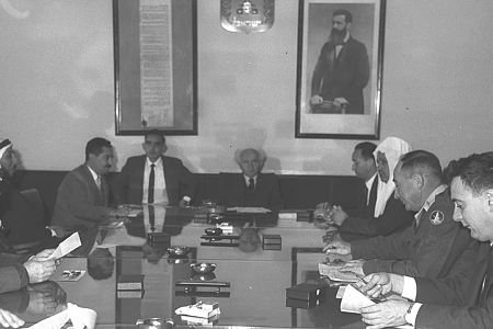 בן גוריון נפגש כראש ממשלה עם חברי כנסת ערבים, 1958 (צילום: אוסף התצלומים הלאומי)