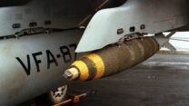 פצצת MK-82 מתחת לכנף מטוס אמריקאי (צילום: ויקיפדיה)