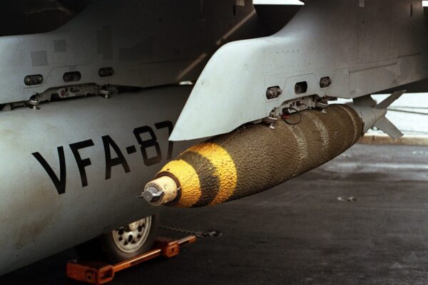 פצצת MK-82 מתחת לכנף מטוס אמריקאי (צילום: ויקיפדיה)