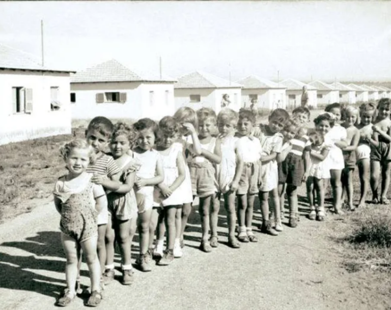 ילדי קריית ביאליסטוק בשנות ה-50. &quot;גדלנו בגן עדן ממש, עם המון חופש&quot; (צילום: ארגון יוצאי ביאליסטוק והסביבה בישראל)