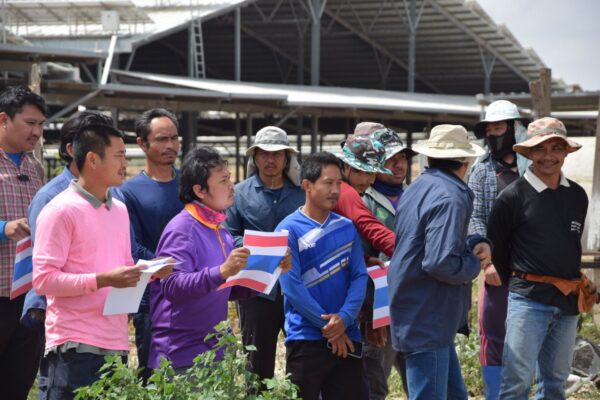 עובדים תאילנדים בטקס הזיכרון לנופלים ולנרצחים בקיבוץ עלומים (צילום: אורן דגן)