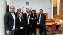עו"ד הרן רייכמן (במרכז) והעותרים לבג"ץ על זכויות התושבים הלא-מפונים בגבול הצפון בבית המשפט (צילום: אלבום פרטי)
