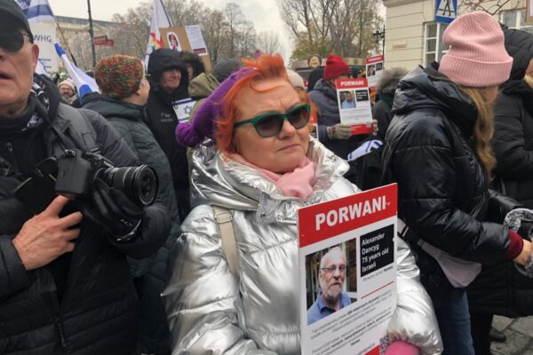 דורותה סלמון, שחקנית וחברת הקבוצה לשחרורו של דנציג, בהפגנה עם תמונתו של דנציג (צילום: Piotr Kulisiewicz)