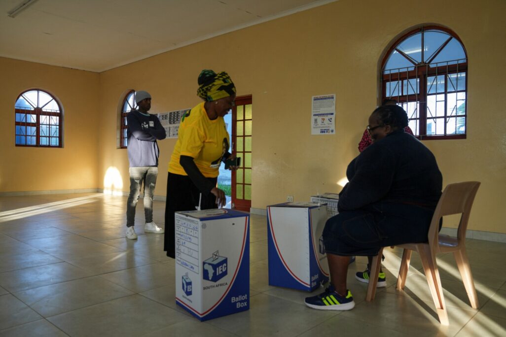 אחת הקלפיות בבחירות בדרום אפריקה (צילום: REUTERS/Nic Bothma)