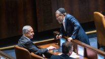 ראש הממשלה בנימין נתניהו ויו״ר ועדת הכספים משה גפני (צילום: אוליבייה פיטוסי/ פלאש90)