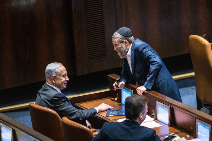 ראש הממשלה בנימין נתניהו ויו״ר ועדת הכספים משה גפני (צילום: אוליבייה פיטוסי/ פלאש90)