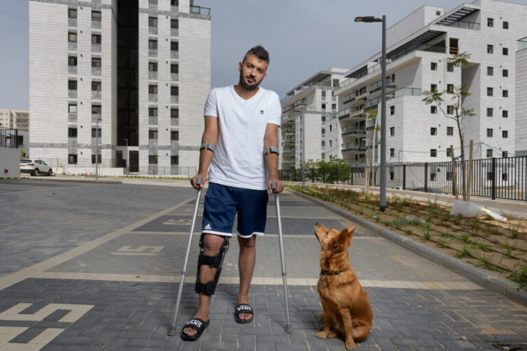 Elroi Benita during his  long recovery from an injury at the beginning of the war. “I have many concerns, partly because I think we're not doing a good job in Gaza.” (Photo: Yonatan Blum)