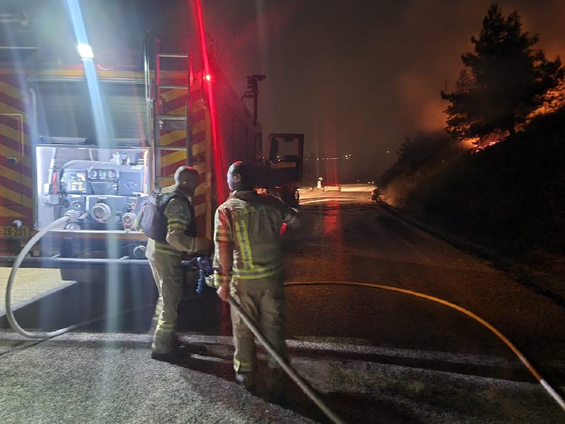 כיבוי השריפה במטולה שפרצה עקב השיגורים מלבנון (צילום: דוברות כבאות והצלה לישראל) כיבוי השריפה במטולה שפרצה עקב השיגורים מלבנון (צילום: דוברות כבאות והצלה לישראל)