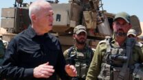 שר הביטחון יואב גלנט מבקר בסוללת תותחנים המסייעת לפעולות ברפיח (צילום: דובר צה"ל)