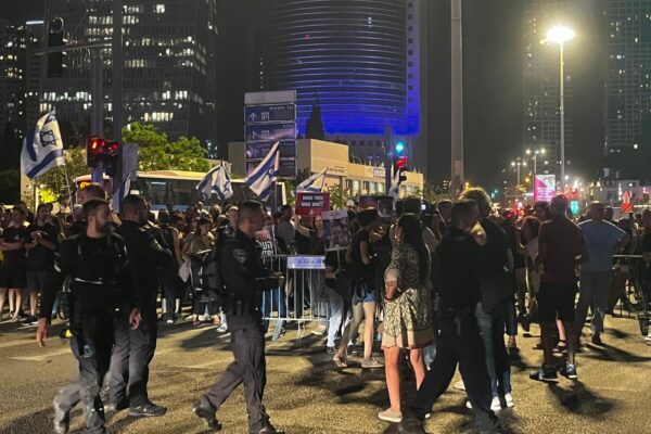 מפגינים לשחרור חטופים חוסמים את צומת גשר השלום (צילום: אורן דגן)