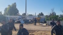שוטרי מג"ב מאבטחים את הריסת המבנים של משפחת אבו עסא. אחד המבנים הוצת (צילום: המועצה לכפרים לא מוכרים)