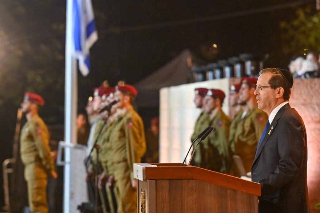 נשיא המדינה יצחק (בוז'י) הרצוג בעצרת הזיכרון לשואה ולגבורה ביד ושם (צילום: קובי גדעון / לע"מ)