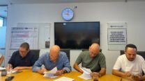 חותמים על הסכמי עבודה ברכבת ישראל (צילום: דוברות ההסתדרות)