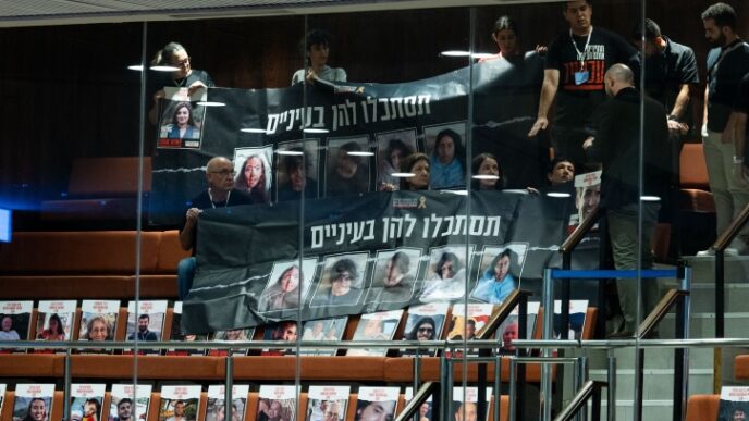 מחאת משפחות החטופים ביציע מליאת הכנסת בזמן דיון 40 חתימות בהשתתפות רה״מ נתניהו (צילום: יונתן זינדל/ פלאש90)