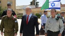 ראש הממשלה בנימין נתניהו (במרכז) עם ראש אמ"ן האלוף אהרון חליווה (מימין) והמזכיר הצבאי האלוף אבי גיל, מאי 2023 (צילום: עמוס בן גרשום / לע"מ)