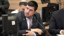 יוסי קקון, ראש עיריית צפת, בדיון בוועדת הכספים על שיקום הצפון (צילום: דוד טברסקי)