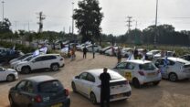 מוחים מההתארגנות בכרכור נערכים ליציאה לדרך (צילום: עמוס גיל)