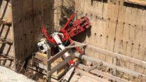 נפילת הרכב שגרמה למות הנהג באתר בניין בבית ים (צילום: דוברות כבאות והצלה לישראל)