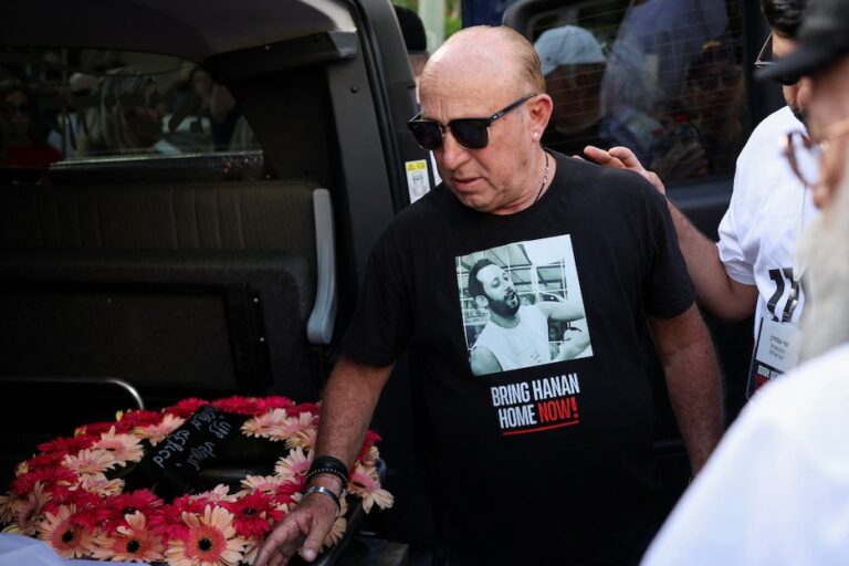 אביו של החטוף חנן יבלונקה ליד ארונו (צילום: REUTERS/Marko Djurica)