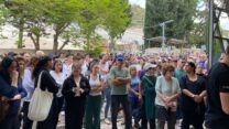 המונים נענו לקריאה להגיע ללוויה. "אם אלה לא יהיו יהודים שתומכים אחד בשני, אין מה שיחזיק את המדינה" (צילום: יהל פרג')