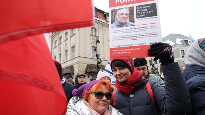 Marta Rebzda and Dorota Salamon at a protest calling for the release of the hostages (Photo: Piotr Kulisiewicz)