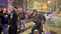כוחות בזירת הקטטה בדרום תל אביב (צילום: דובורות המשטרה)