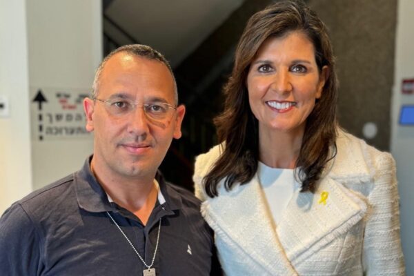 ניקי היילי ושרון שרעבי (צילום: מטה המשפחות להחזרת החטופים)