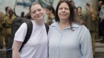נוגה וייס ואמה שירי וייס, ששוחררו משבי חמאס, ביום הגיוס של נוגה (צילום: דובר צה"ל)