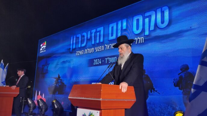 Rabbi Hanoch Zeibert, the mayor of Bnei Brak, recognized the selflessness of those who have served (Photo: Nizzan Zvi Cohen)