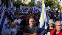 משתתפים בהלוויית חנן יבלונקה מחוץ לבית המשפחה בתל אביב (צילום: REUTERS/Marko Djurica)