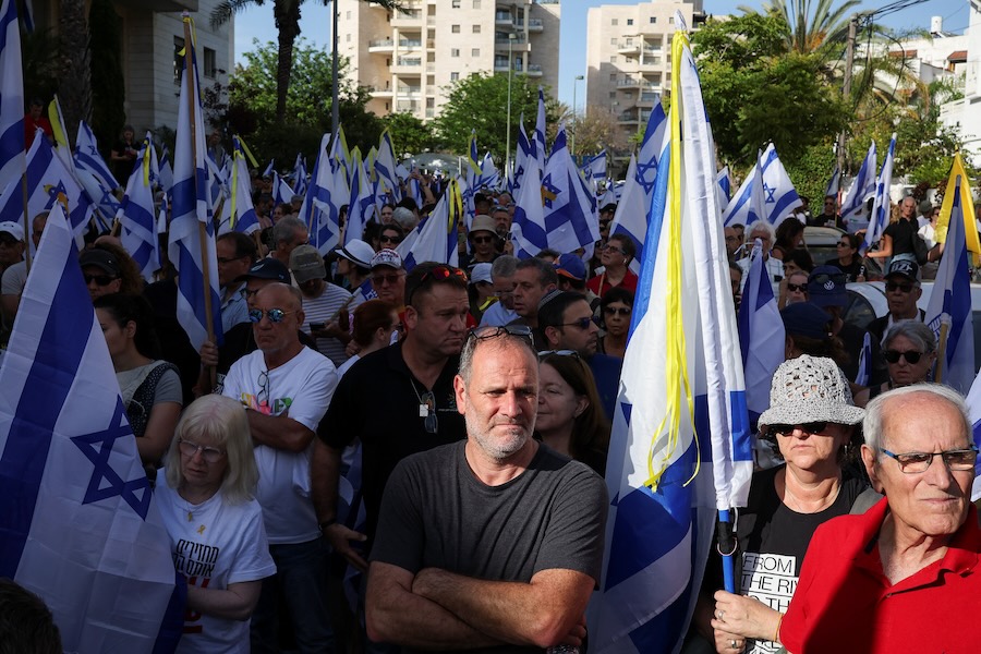 משתתפים בהלוויית חנן יבלונקה מחוץ לבית המשפחה בתל אביב (צילום: REUTERS/Marko Djurica)