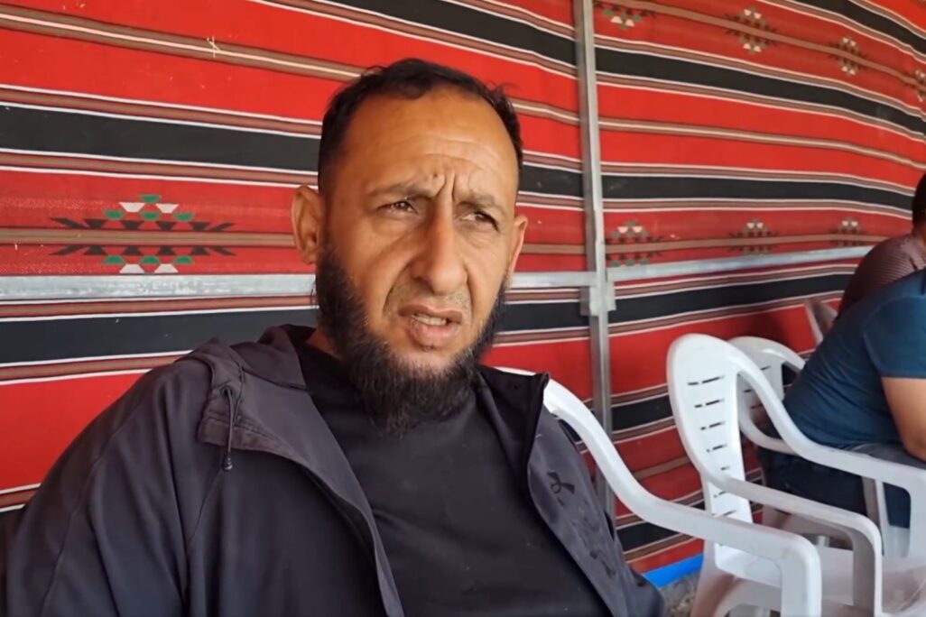 אחמד אבו עסא באוהל המחאה של המשפחה (צילום מסך מתוך סרטון של המועצה לכפרים לא מוכרים)