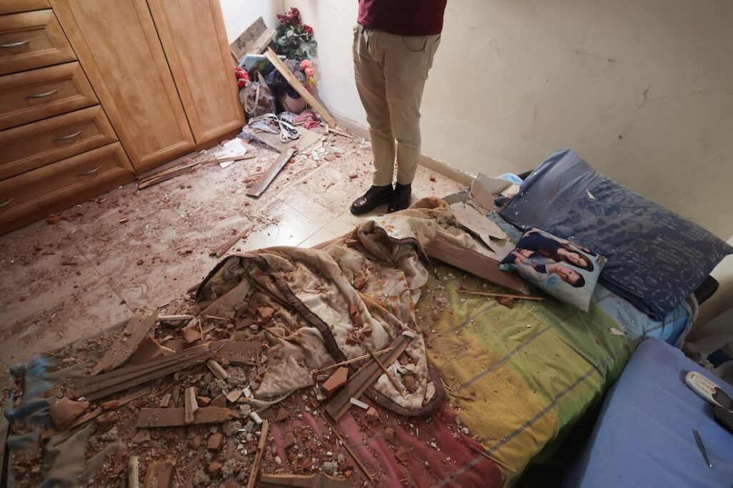 בית שנפגע מרסיס רקטה כתוצאה מהמטח ששוגר מרפיח אל גוש דן והשרון (צילום: REUTERS/Nir Elias)