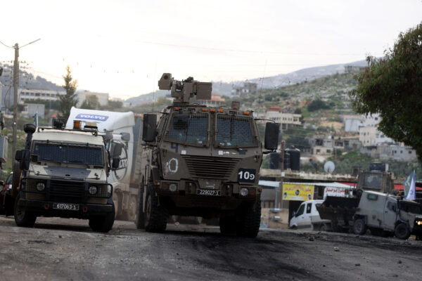 רכבים צה"ליים במחנה פארעה שבשומרון, ינואר 2024 (צילום: Issam Rimawi, Anadolu via Reuters Connect)