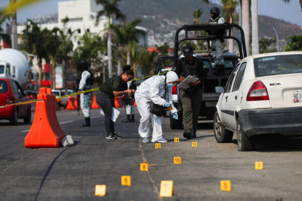 איסוף ראיות פורנזיות בזירת פשע שבה נורו שניים באקפולקו שבמקסיקו, 7 במאי 2024. &quot;כשמדברים על שלום במקסיקו, הכוונה היא לרמת הפשע וההשפעה של כנופיות הנארקוס&quot; (צילום: REUTERS/Raquel Cunha)