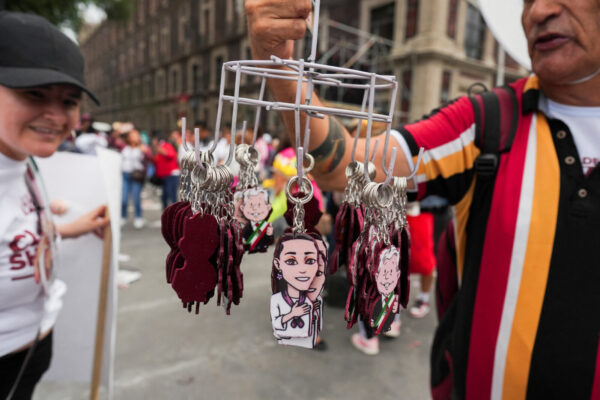 מכירת מחזיקי מפתחות בדמותם של אוברדור ושיינבאום בעצרת תמיכה בשיינבאום. &quot;אוברדור פופולרי בזכות מדיניות הרווחה&quot; (צילום: REUTERS/Alexandre Meneghini)