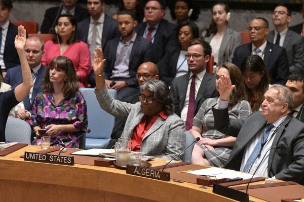 שגרירת ארה"ב באו"ם, לינדה תומאס-גרינפלד (במרכז) בהצבעה במועצת הביטחון על המתווה שהציג נשיא ארה"ב ג/ו ביידן לעסקת חטופים וסיום המלחמה ברצועת עזה (צילום: רויטרס)
