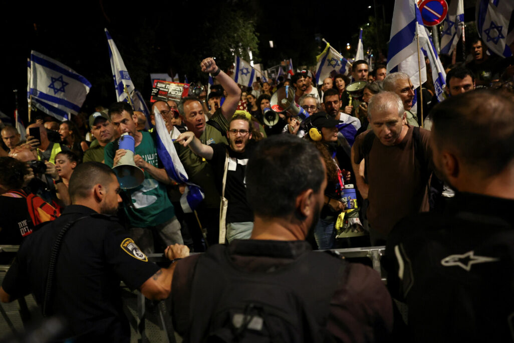 עימותים בין מפגינים לכוחות משטרה סמוך למעון רה״מ בירושלים (צילום: REUTERS/Eloisa Lopez)