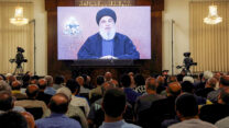 לבנונים צופים בנאום נסראללה (צילום ארכיון: REUTERS/Mohamed Azakir)