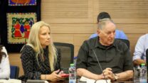 יו"ר ארגון המורים רן ארז, ועורכת הדין של הארגון סיגל פעיל בישיבת ועדת החינוך של הכנסת (צילום: נועם מושקוביץ / דוברות הכנסת)