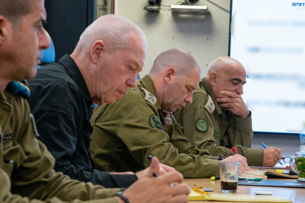 שר הביטחון יואב גלנט בהערכת מצב בפיקוד הדרום (צילום: אריאל חרמוני, משרד הביטחון)