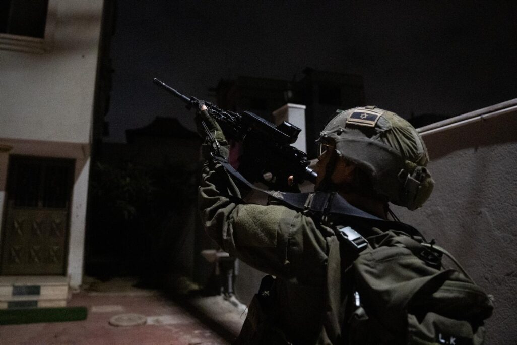 לוחם צה"ל בפעילות בקלקיליה. אמל"ח רב הוחרם (צילום: דובר צה"ל)